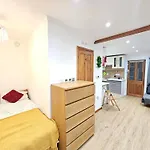 Studio Apartment, Tv, Wifi Kitchen Parking, Wembley Elizabeth Line